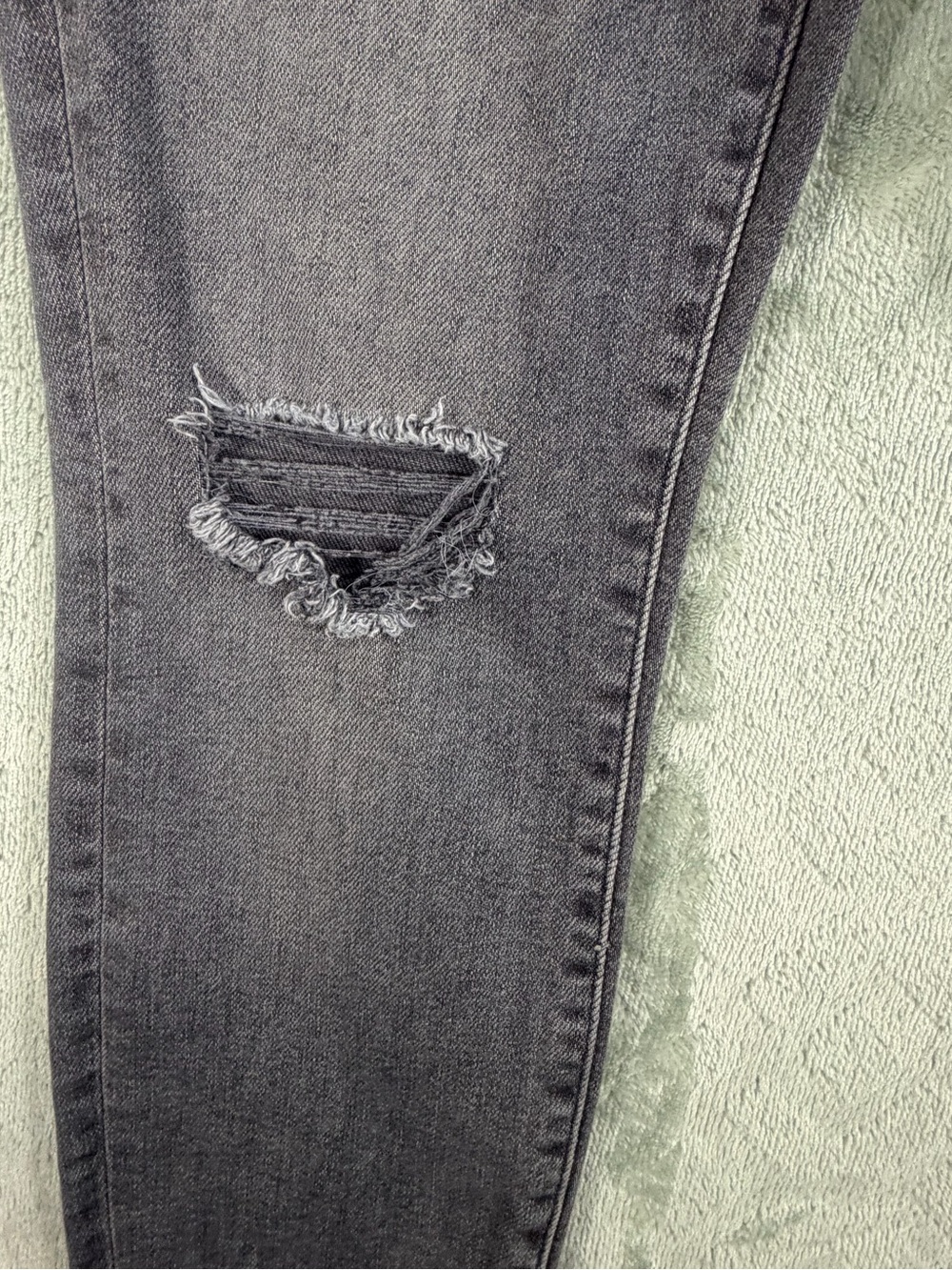 Lucky Brand Women’s Skinny Jeans in Washed Black with Knee Rips - Picture 8 of 16